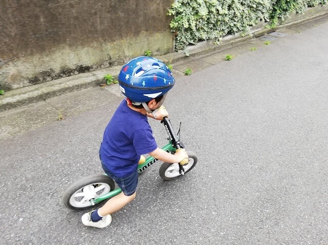 ヘルメットをかぶる3歳の息子
