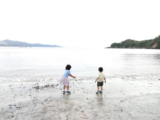 海で遊ぶ子ども